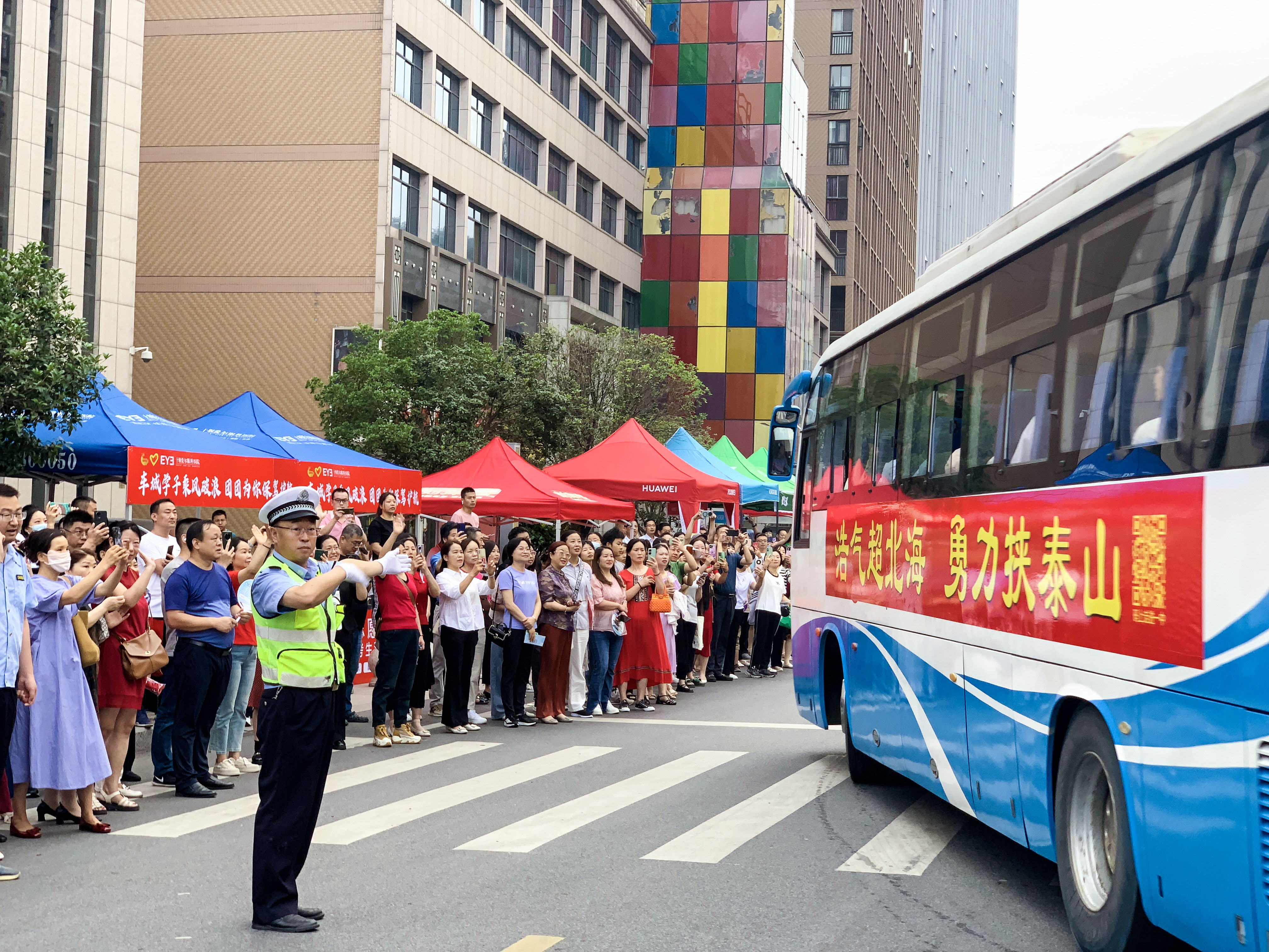 警方揭穿取件码窜伏的欺诈套路（东航突发！安宁出口被翻开！涉事搭客被警方带走）（的话记心上 村落复兴“鸭司令”共富路上“向天歌”）？西安雁塔警方启用警用呆板人帮力景区梭巡防控接到取件码短信却取不出速递
