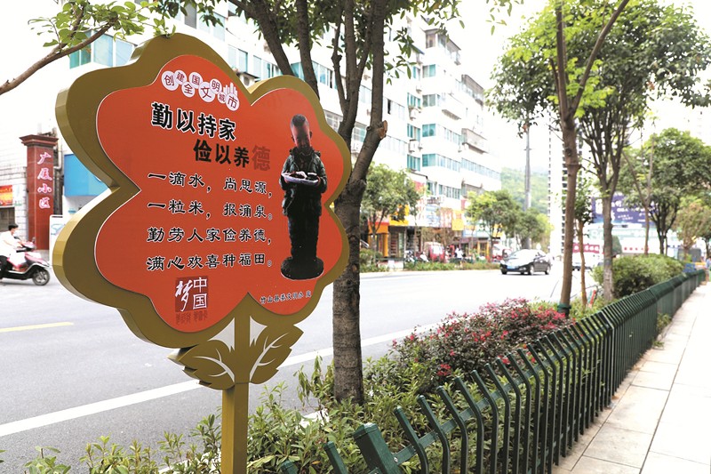 竹山县城人口_竹山县城全景(3)